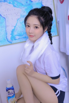 和妈妈在家里做运动的